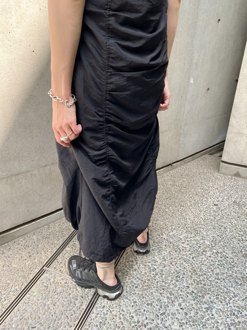 ブラック系のスニーカー、ブラック系のワンピース/ドレス、ブラック系のショルダーバッグを着用したレディースの夏コーディネートの5枚目の写真