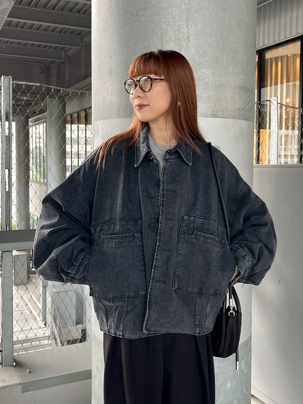 グレー系のスウェット、ブラック系のその他パンツ、ブラック系のショルダーバッグを着用したレディースの秋コーディネートの3枚目の写真