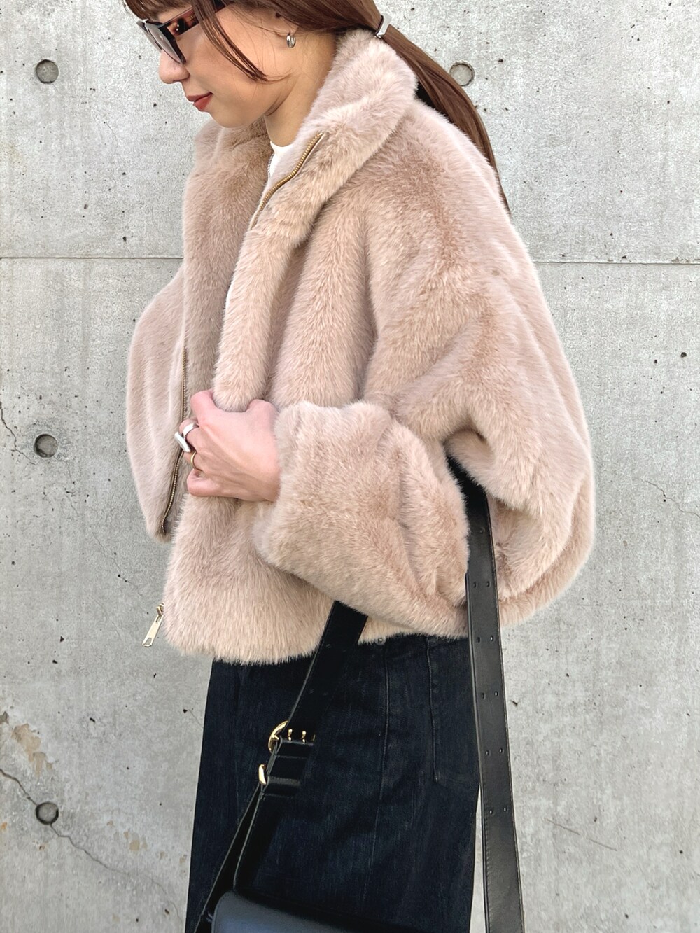 ベージュ系のブルゾン、ブラック系のデニムパンツ、ブラック系のブーツを着用したレディースの秋コーディネートの5枚目の写真