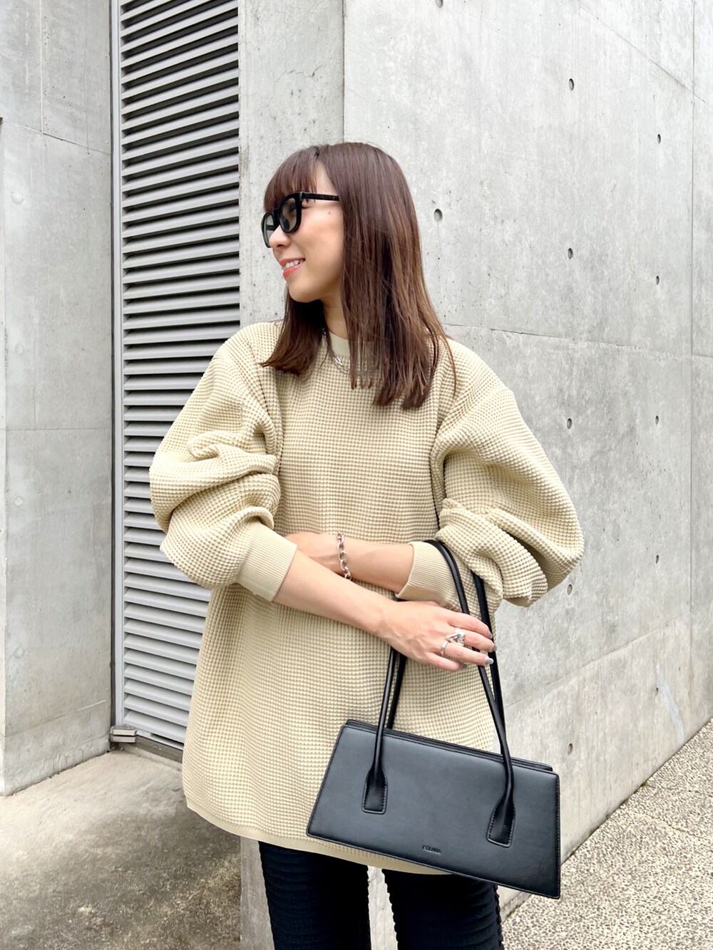 ベージュ系のニット/セーター、ブラック系のその他パンツ、ブラック系のシューズを着用したレディースの秋コーディネートの3枚目の写真