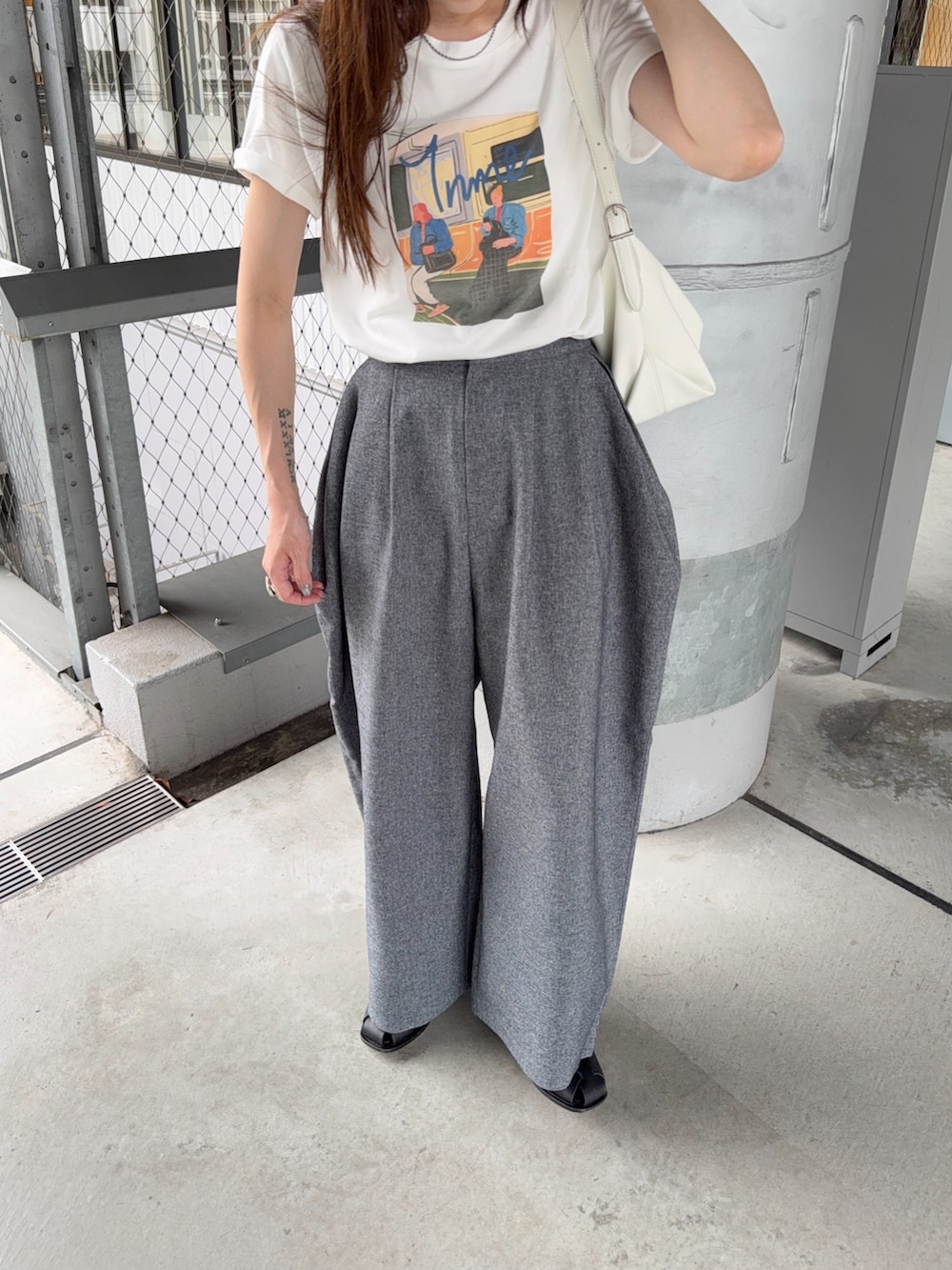 グレー系のその他パンツ、ホワイト系のTシャツ/カットソー、ホワイト系のバッグを着用したレディースの夏コーディネートの5枚目の写真