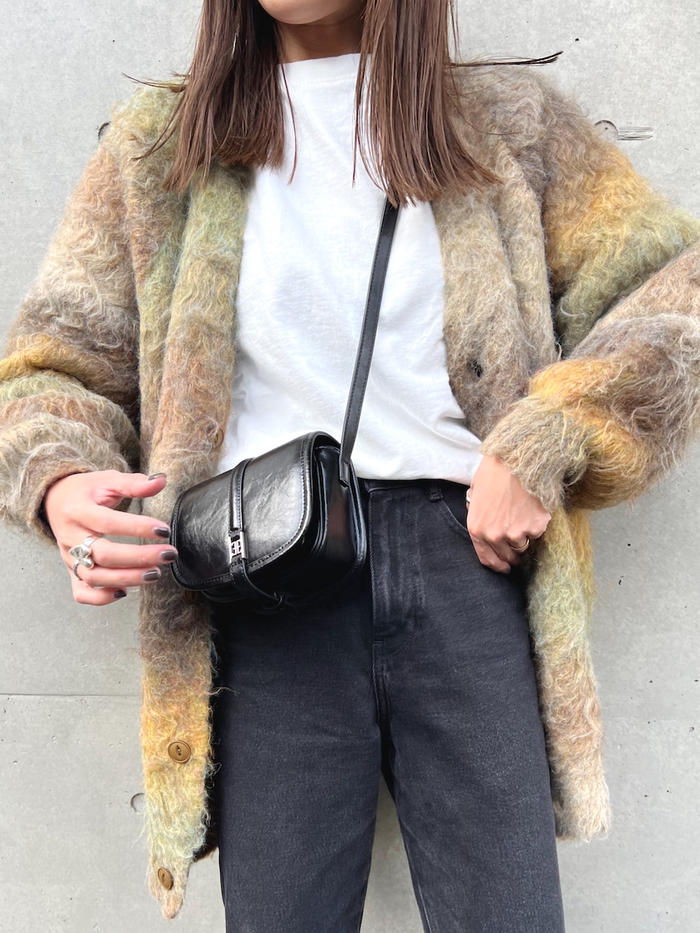 ベージュ系のカーディガン/ボレロ、ホワイト系のTシャツ/カットソー、ブラック系のショルダーバッグを着用したレディースの秋コーディネートの4枚目の写真