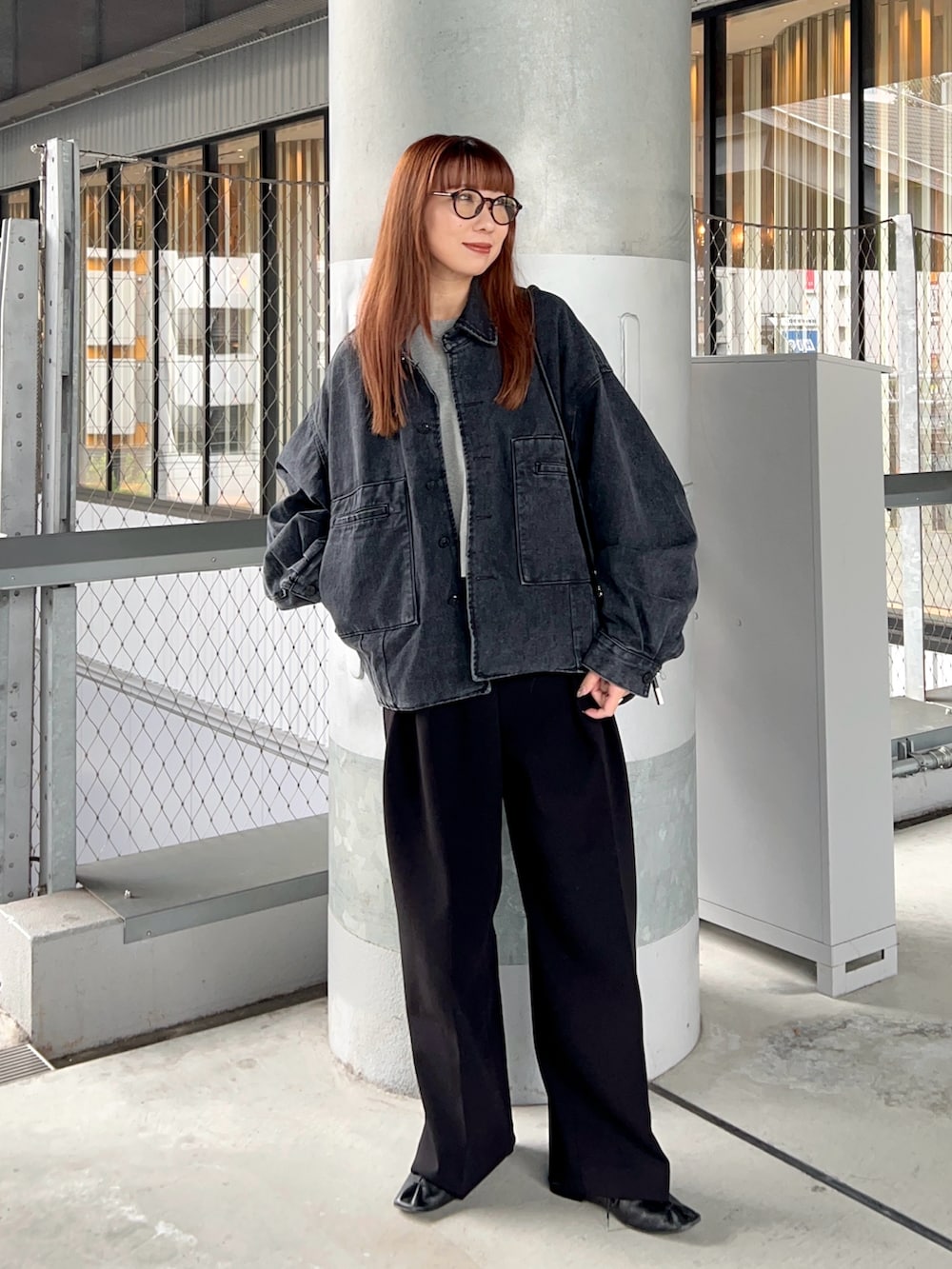 グレー系のスウェット、ブラック系のその他パンツ、ブラック系のショルダーバッグを着用したレディースの秋コーディネートの2枚目の写真