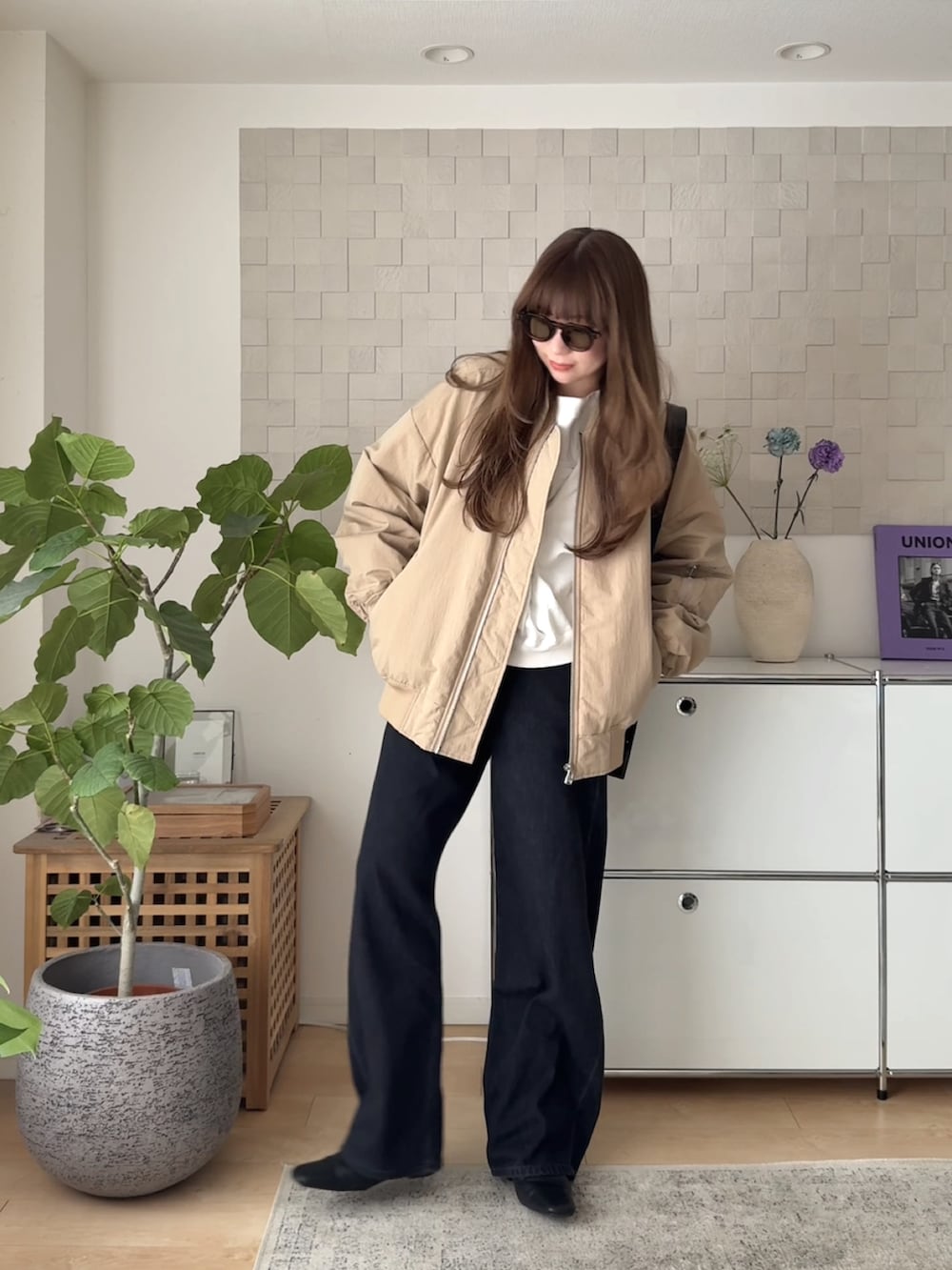 ベージュ系のMA-1、ホワイト系のスウェット、ブラック系のスリッポンを着用したレディースの春コーディネートの3枚目の写真