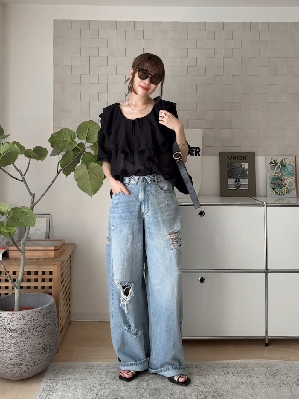 ブラック系のシャツ/ブラウス、ブラック系のサンダル、ブラック系のショルダーバッグを着用したレディースの夏コーディネートの2枚目の写真