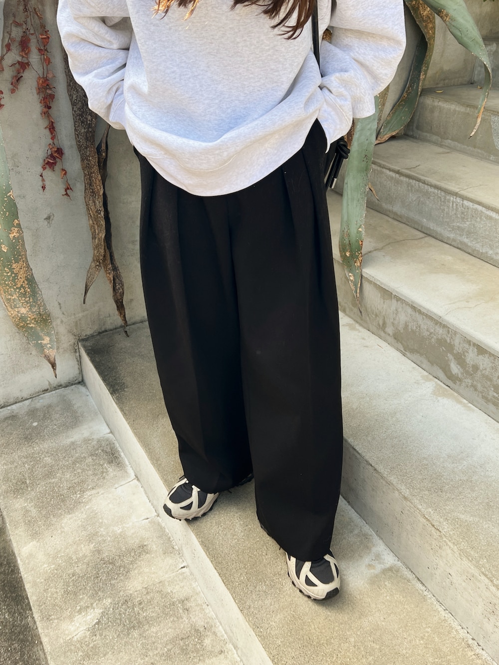 ブラック系のその他パンツ、グレー系のスウェット、ブラック系のショルダーバッグを着用したレディースの冬コーディネートの5枚目の写真