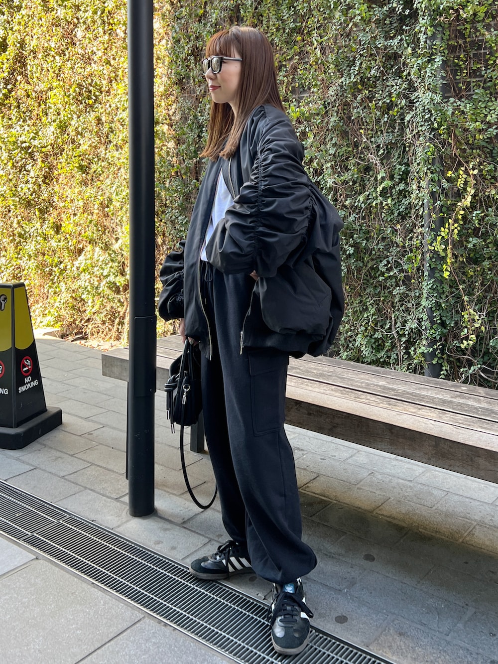 ブラック系のMA-1、ブラック系のスウェットパンツ、ホワイト系のTシャツ/カットソーを着用したレディースの冬コーディネートの2枚目の写真