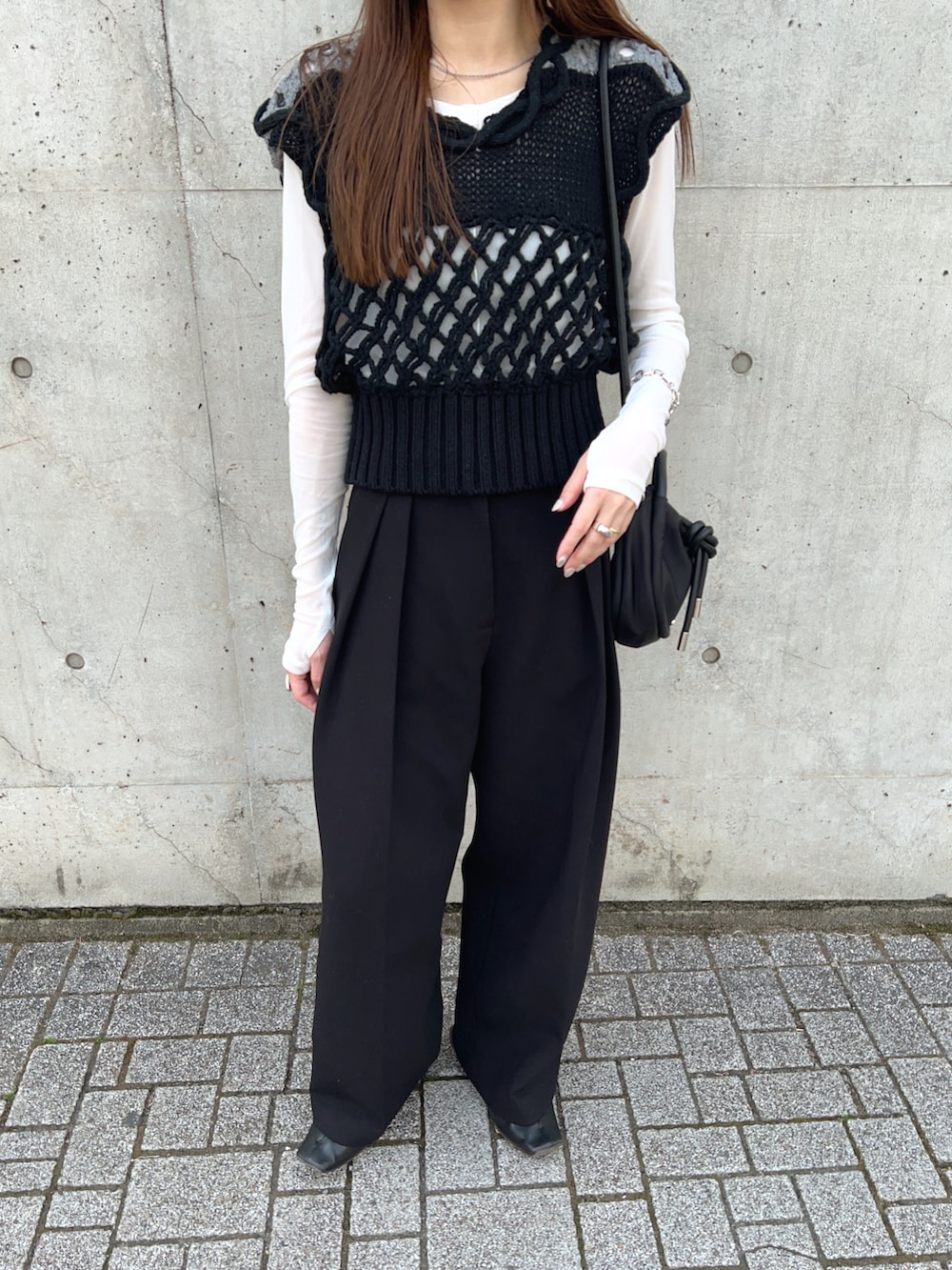 ブラック系のベスト、ホワイト系のTシャツ/カットソー、ブラック系のその他パンツを着用したレディースの春コーディネートの4枚目の写真