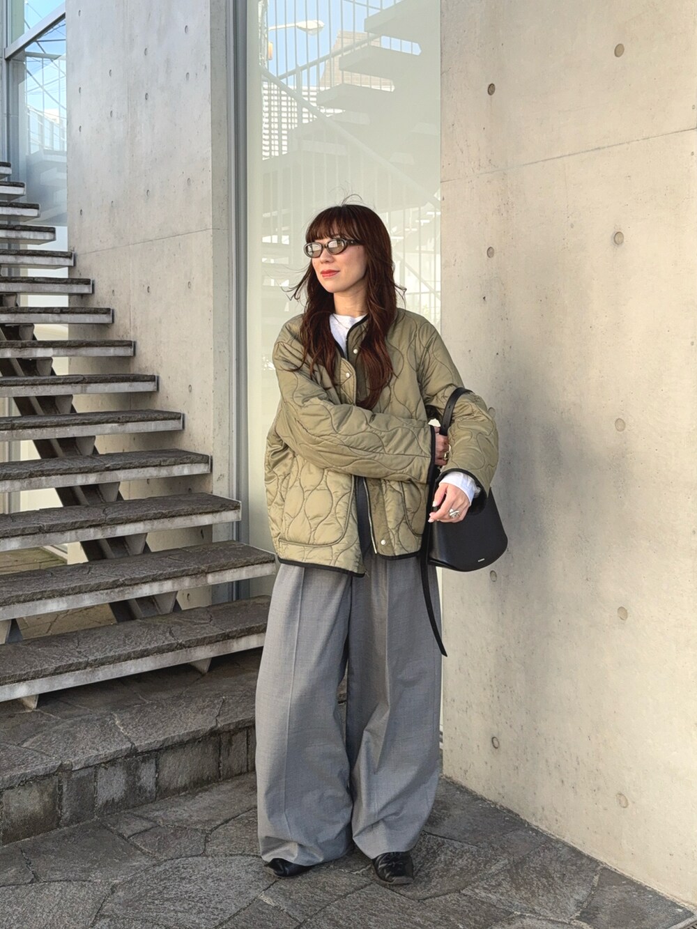 グレー系のその他パンツ、ブラック系のバッグ、ブラック系のシューズを着用したレディースの秋コーディネートの3枚目の写真