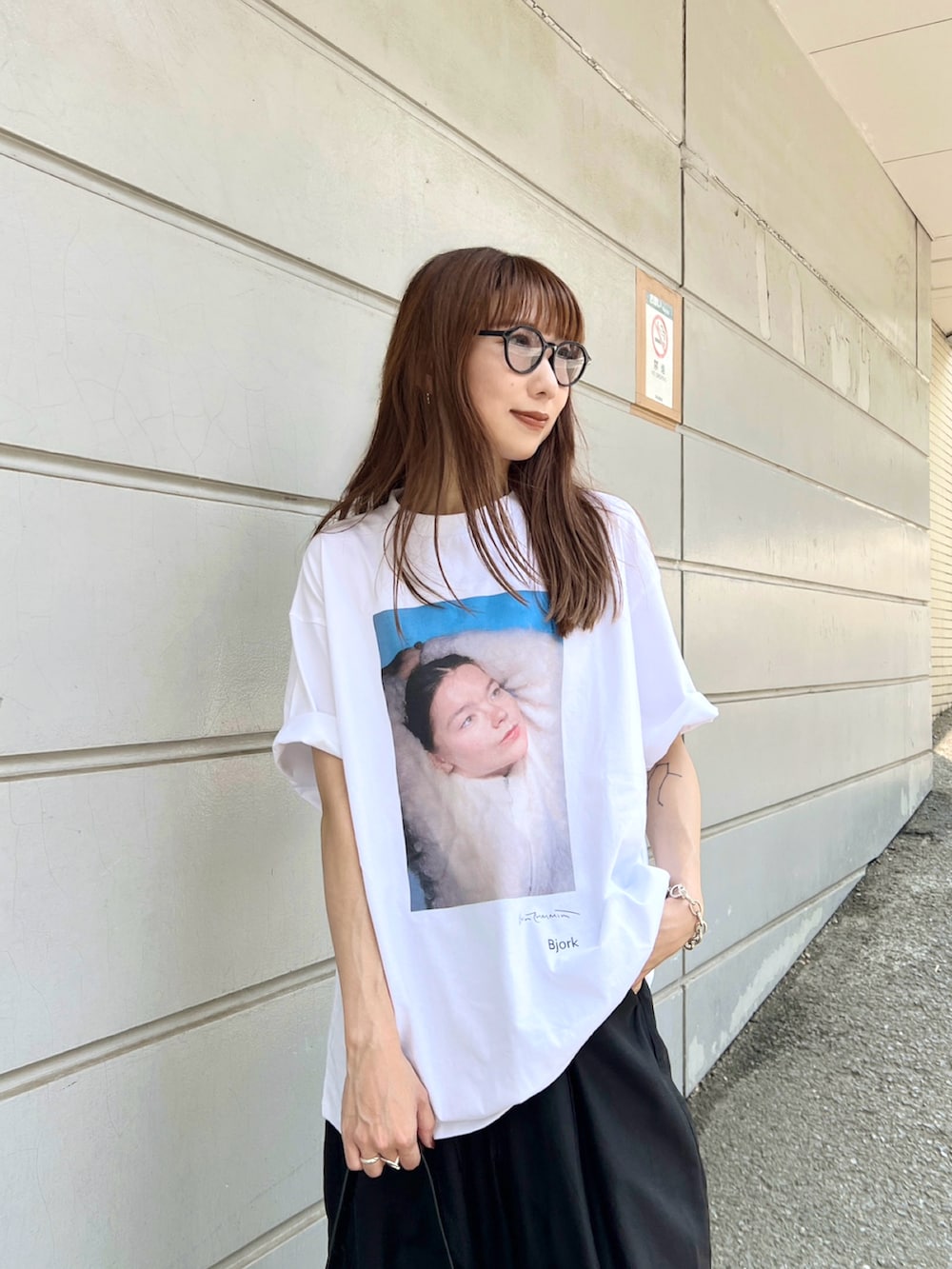 ホワイト系のTシャツ/カットソー、ブラック系のパンツ、ブラック系のショルダーバッグを着用したレディースの夏コーディネートの3枚目の写真