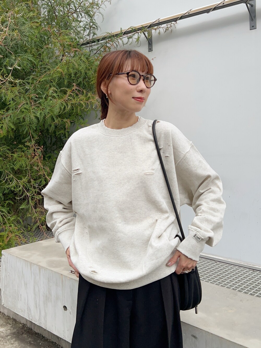 ベージュ系のスウェット、ブラック系のその他パンツ、ブラック系のブーツを着用したレディースの秋コーディネートの5枚目の写真