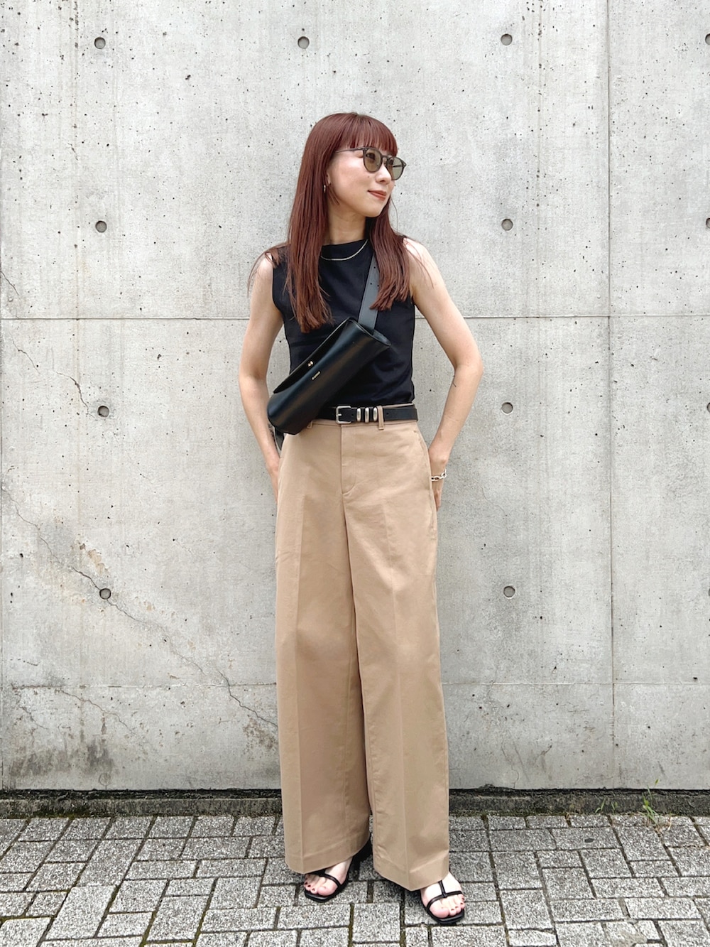 ブラック系のショルダーバッグ、ブラック系のサンダル、ブラック系のタンクトップを着用したレディースの夏コーディネートの2枚目の写真