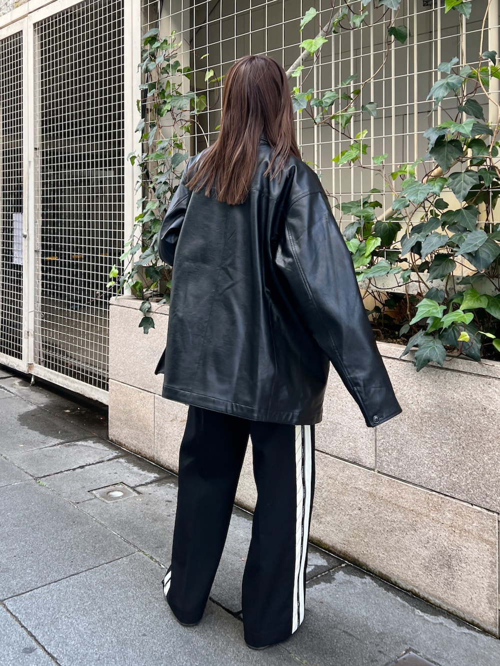 ブラック系のその他アウター、ブラック系のニット/セーター、ホワイト系のTシャツ/カットソーを着用したレディースの冬コーディネートの3枚目の写真
