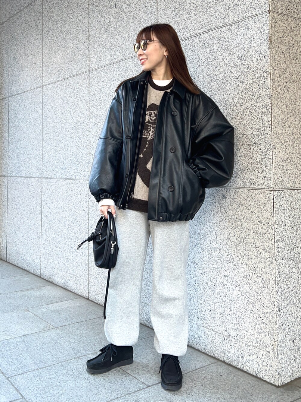 ブラック系のその他アウター、ベージュ系のニット/セーター、ホワイト系のTシャツ/カットソーを着用したレディースの冬コーディネートの3枚目の写真