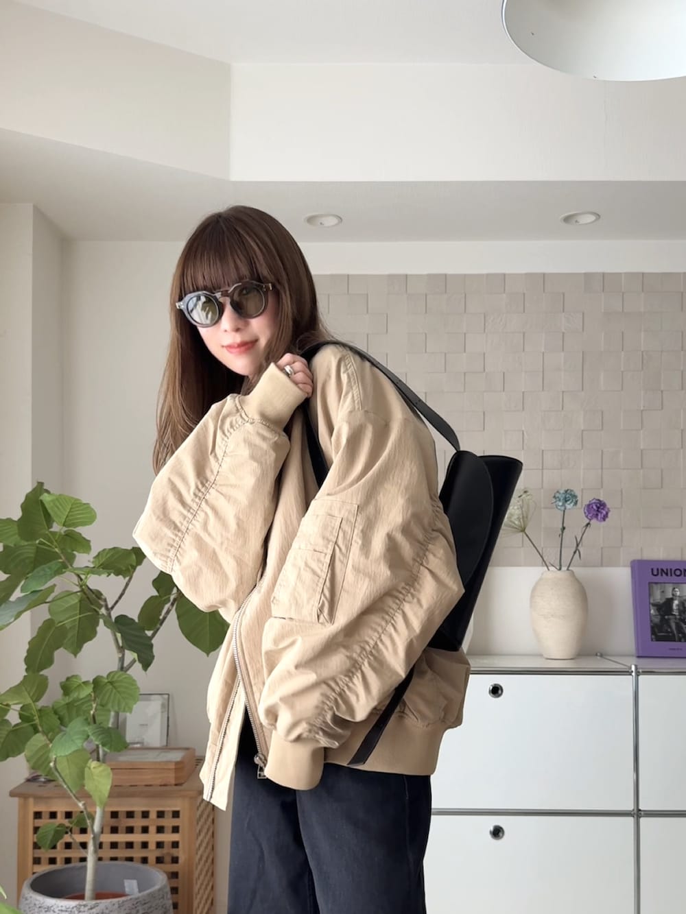 ベージュ系のMA-1、ホワイト系のスウェット、ブラック系のスリッポンを着用したレディースの春コーディネートの5枚目の写真