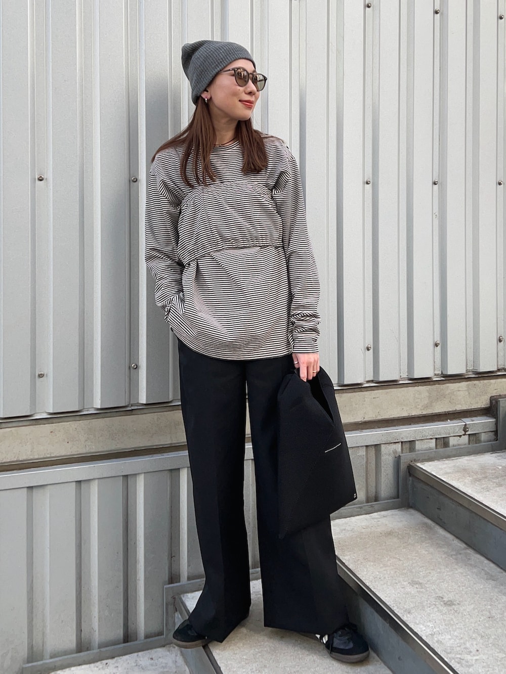 ブルー系のTシャツ/カットソー、グレー系のその他パンツ、ブラック系のスニーカーを着用したレディースの冬コーディネートの2枚目の写真