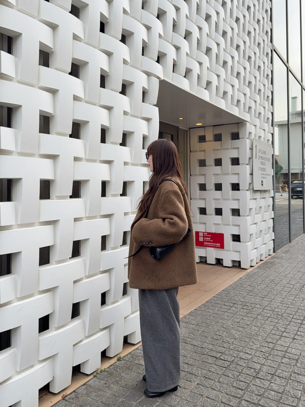 ブラウン系のその他アウター、ホワイト系のニット/セーター、グレー系のその他パンツを着用したレディースの冬コーディネートの3枚目の写真