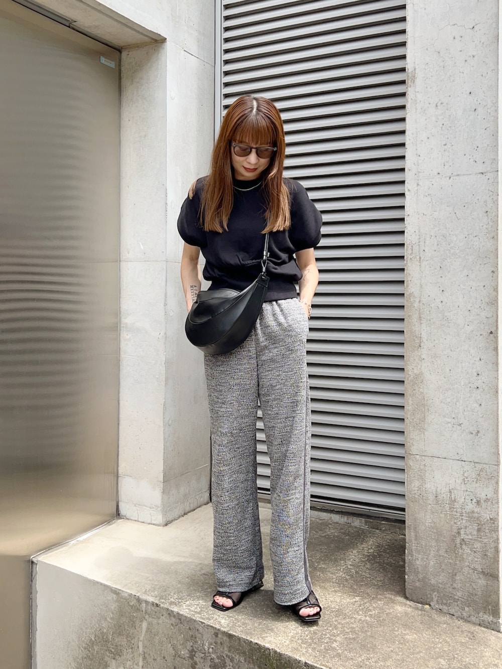 グレー系のその他パンツ、ブラック系のベスト、ブラック系のサンダルを着用したレディースの夏コーディネートの2枚目の写真