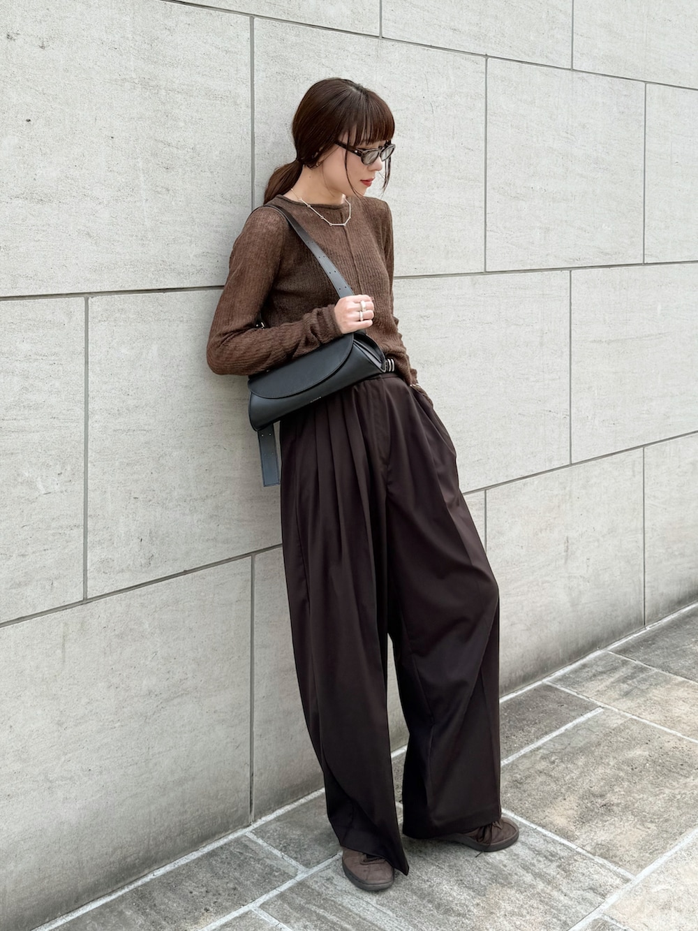 ブラウン系のニット/セーター、ブラウン系のその他パンツ、ブラウン系のスニーカーを着用したレディースの秋コーディネートの2枚目の写真