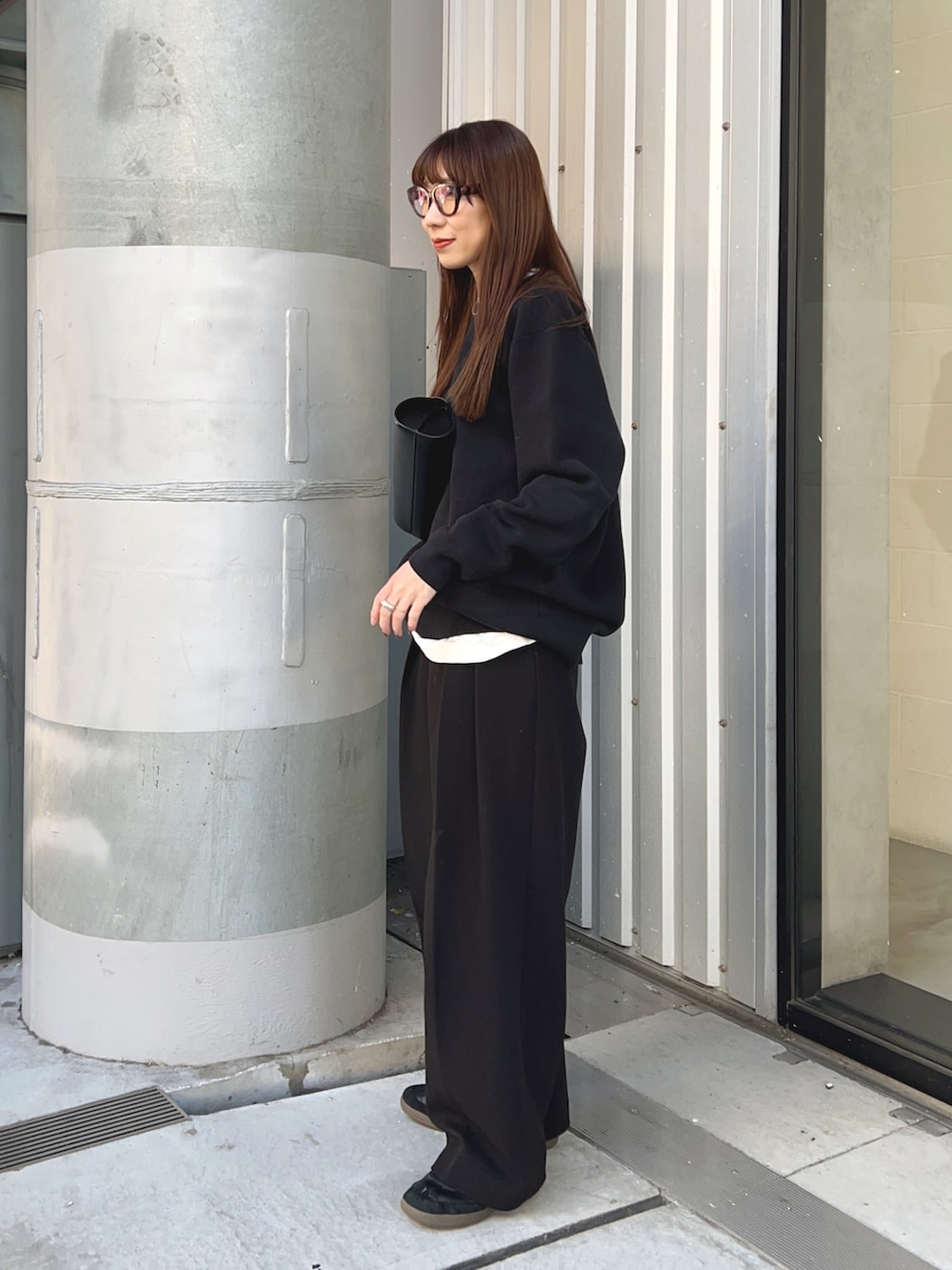 ブラック系のその他パンツ、ブラック系のニット/セーター、ブラック系のショルダーバッグを着用したレディースの冬コーディネートの3枚目の写真