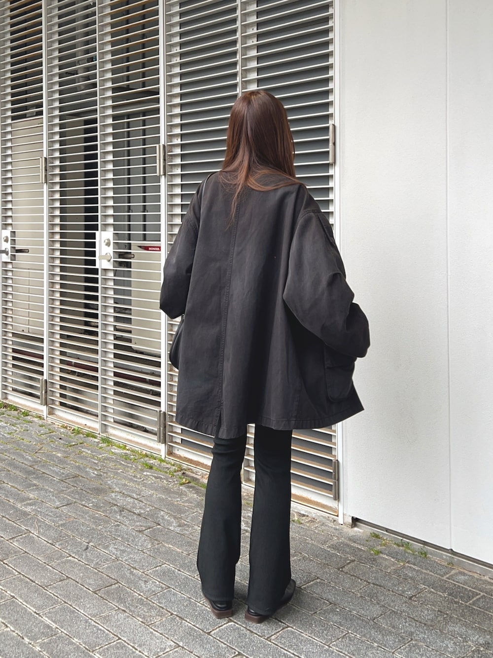 ホワイト系のTシャツ/カットソー、ブラック系のジャケット/アウター、ブラック系のパンツを着用したレディースの春コーディネートの2枚目の写真