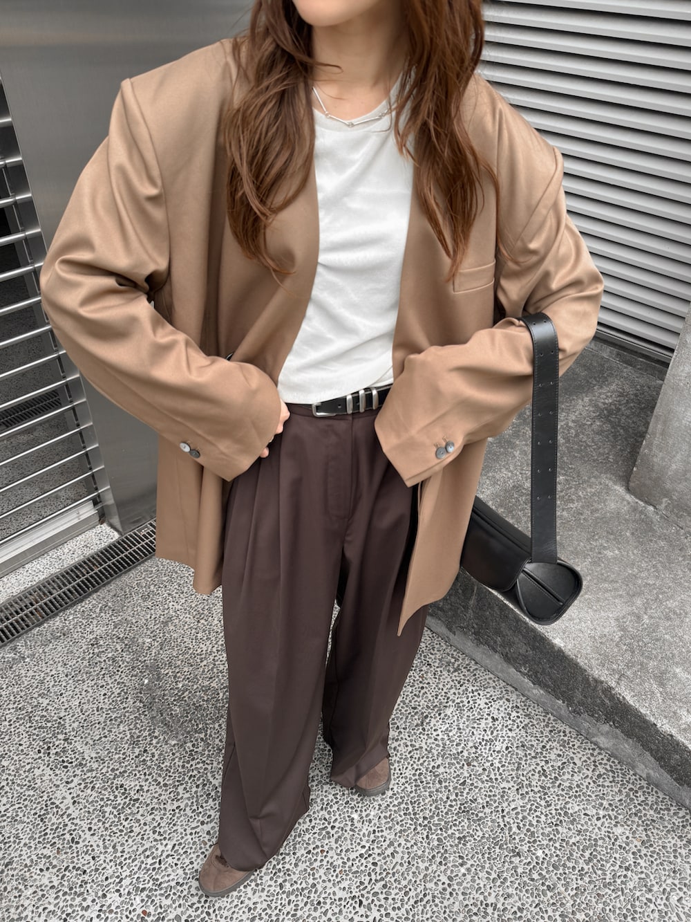 ブラウン系のその他アウター、ブラウン系のその他パンツ、ホワイト系のTシャツ/カットソーを着用したレディースの秋コーディネートの5枚目の写真