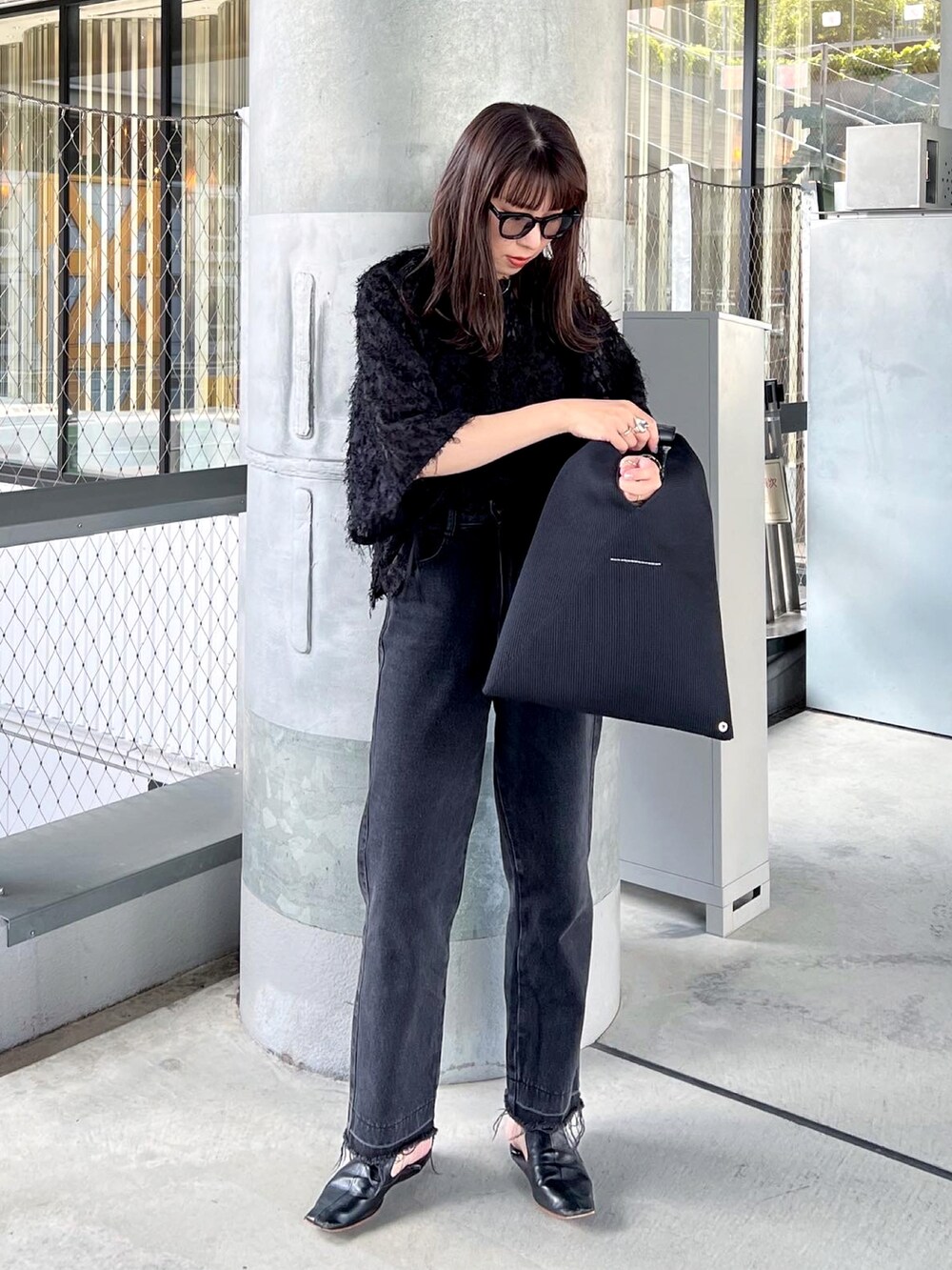 ブラック系のシャツ/ブラウス、ブラック系のデニムパンツ、ブラック系のトートバッグを着用したレディースの秋コーディネートの3枚目の写真