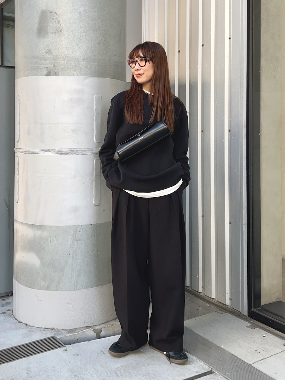 ブラック系のその他パンツ、ブラック系のニット/セーター、ブラック系のショルダーバッグを着用したレディースの冬コーディネートの2枚目の写真