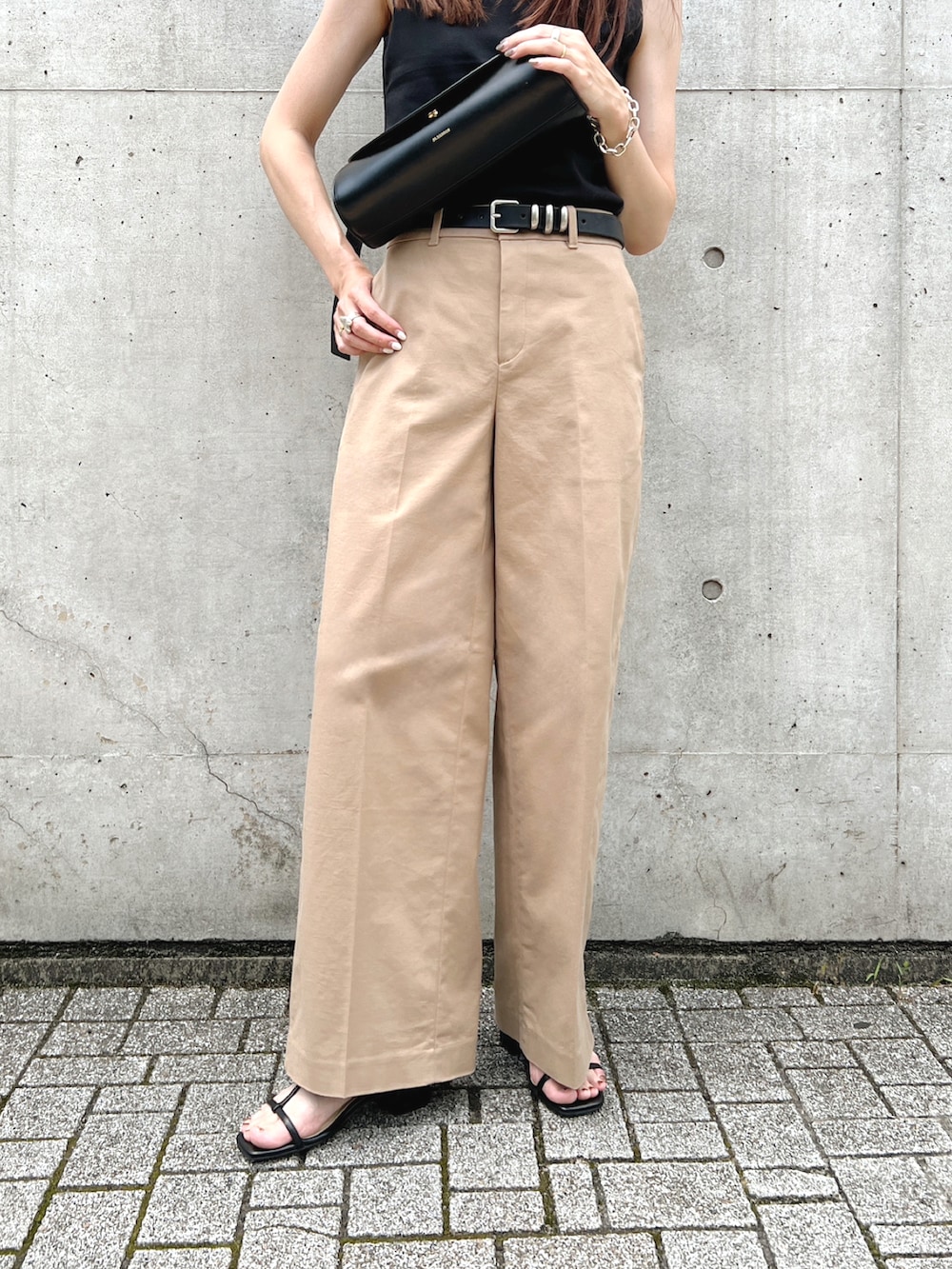 ブラック系のショルダーバッグ、ブラック系のサンダル、ブラック系のタンクトップを着用したレディースの夏コーディネートの5枚目の写真