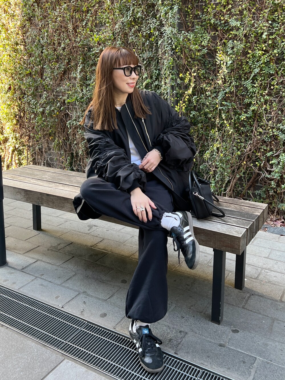 ブラック系のMA-1、ブラック系のスウェットパンツ、ホワイト系のTシャツ/カットソーを着用したレディースの冬コーディネートの3枚目の写真