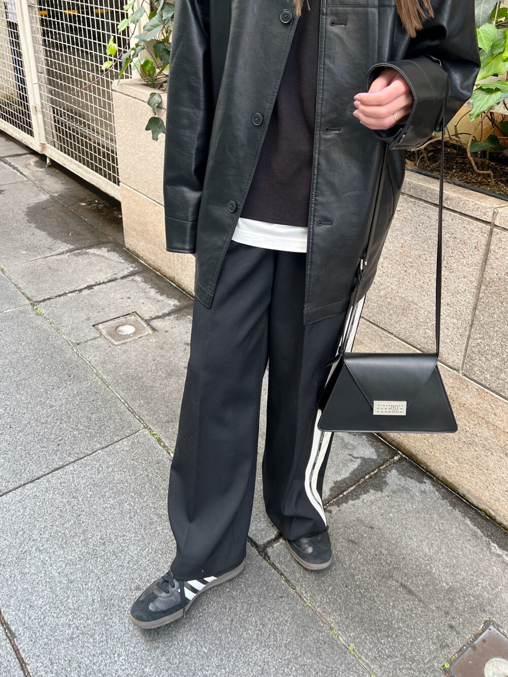 ブラック系のその他アウター、ブラック系のニット/セーター、ホワイト系のTシャツ/カットソーを着用したレディースの冬コーディネートの5枚目の写真