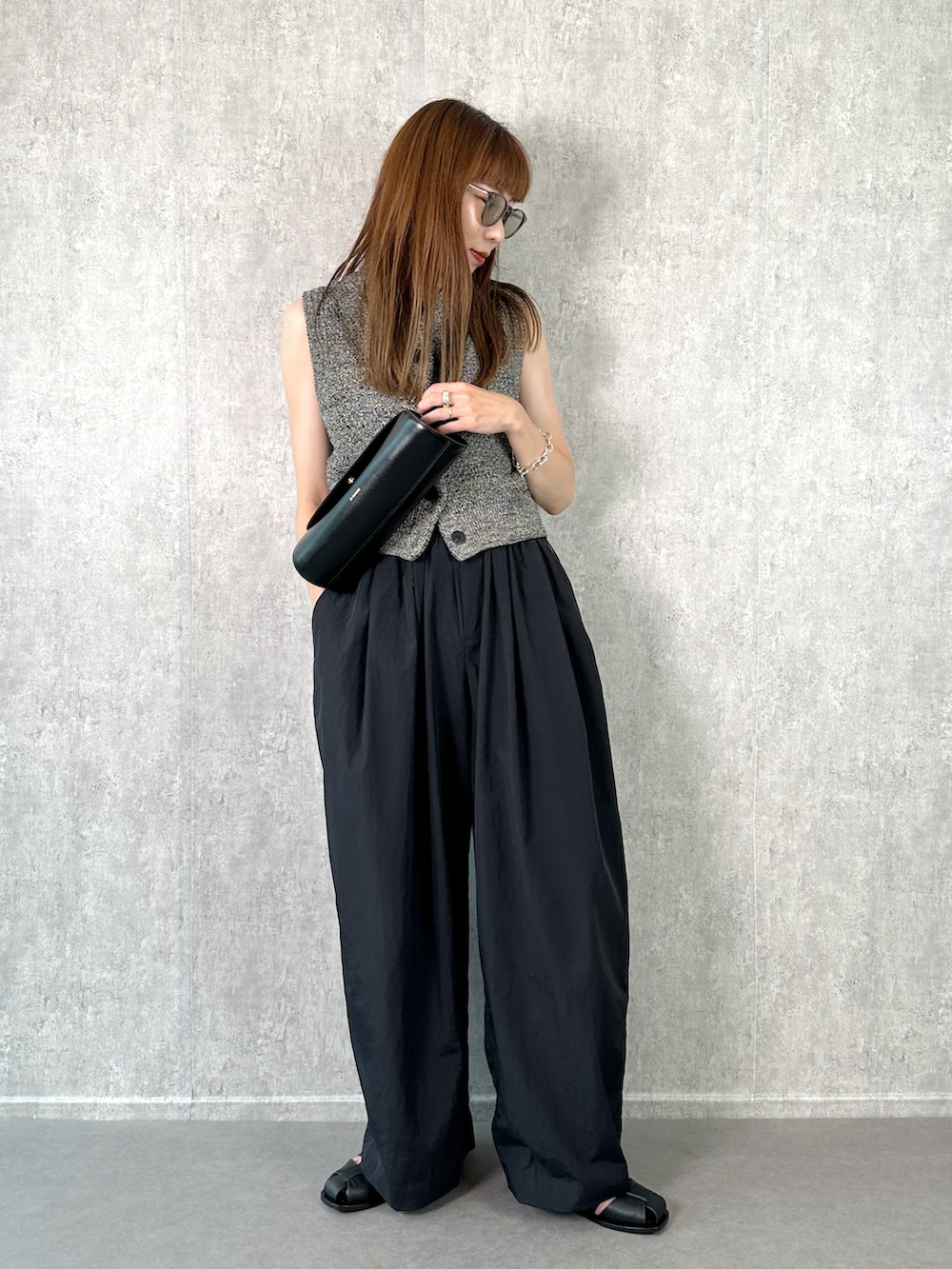 ブラック系のその他パンツ、ブラック系のベスト、ブラック系のショルダーバッグを着用したレディースの夏コーディネートの2枚目の写真