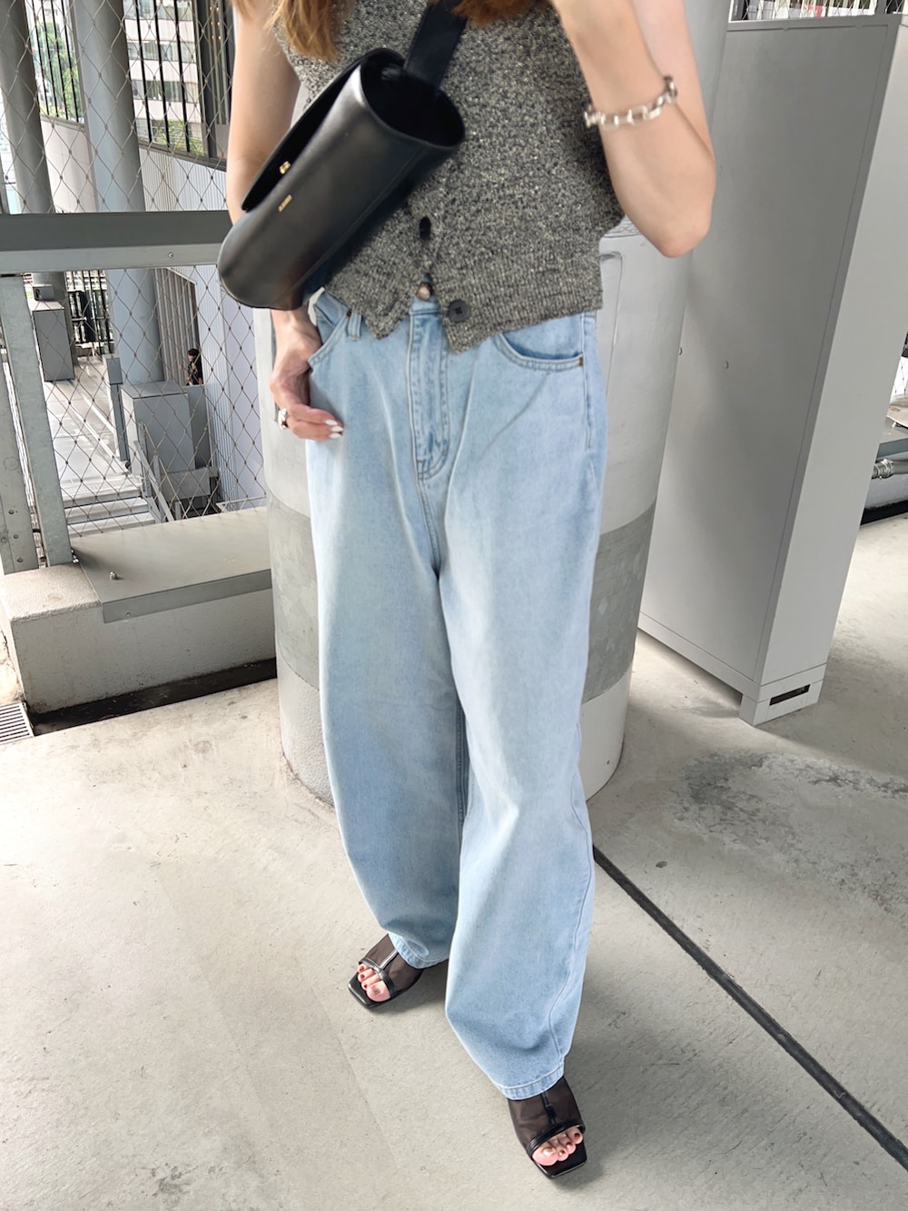 ブラック系のベスト、ブラック系のショルダーバッグ、ブラック系のサンダルを着用したレディースの夏コーディネートの4枚目の写真