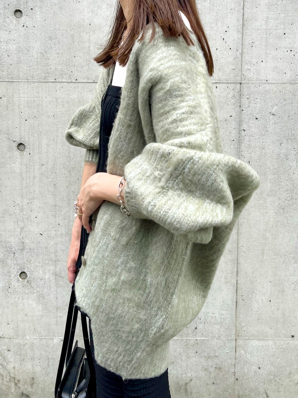 グリーン系のカーディガン/ボレロ、ブラック系のその他パンツ、ブラック系のスラックスを着用したレディースの秋コーディネートの5枚目の写真