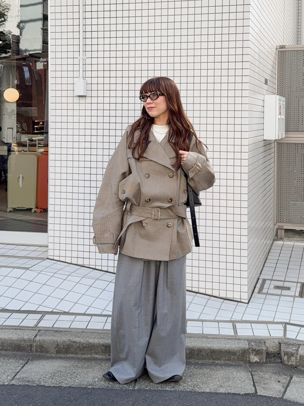 その他のトレンチコート、グレー系のその他パンツ、ブラック系のバッグを着用したレディースの秋コーディネートの2枚目の写真