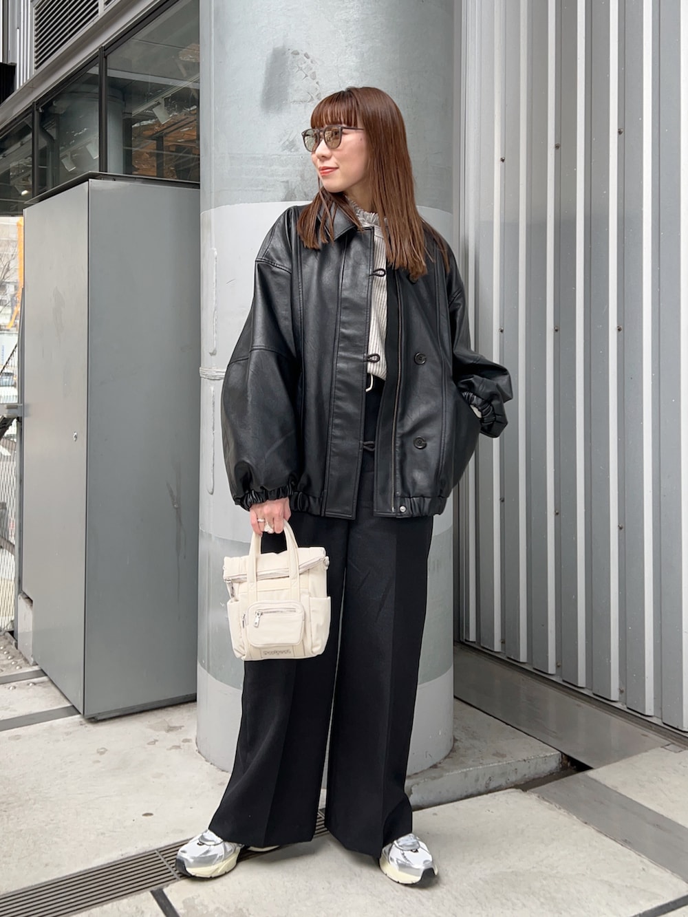 ブラック系のその他アウター、ホワイト系のトップス、ホワイト系のTシャツ/カットソーを着用したレディースの冬コーディネートの2枚目の写真