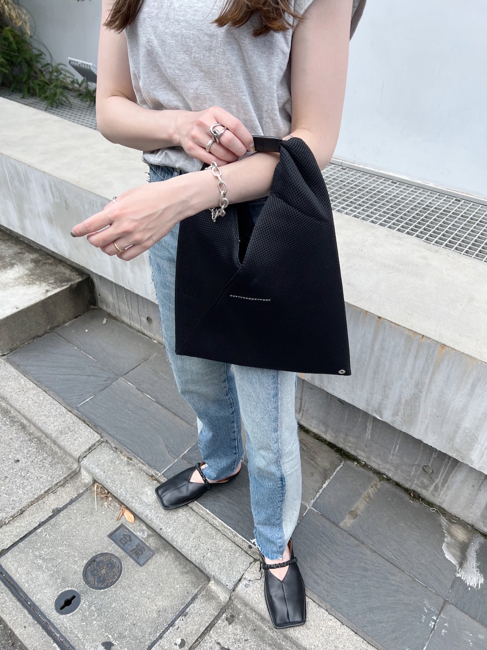 グレー系のTシャツ/カットソー、ブラック系のトートバッグ、ブラック系のスリッポンを着用したレディースの夏コーディネートの5枚目の写真
