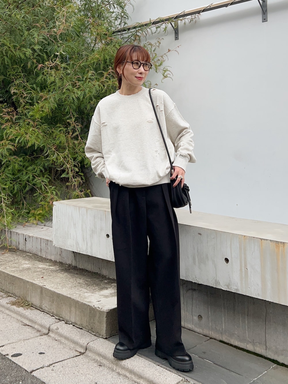 ベージュ系のスウェット、ブラック系のその他パンツ、ブラック系のブーツを着用したレディースの秋コーディネートの2枚目の写真