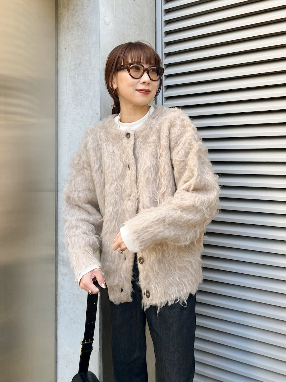 「ニット、ニットカーディガン、デニム、デニムパンツ、シンプルコーデ、シンプル、ブーツ、きれいめカジュアル、大人カジュアル、ゆるコーデ、秋コーデ、秋冬コーデ、カーディガン、パンツスタイル、カーブパンツ」｜「STYLEMIXERのヘアリーカールクルーニットカーデ（カーディガン/ボレロ、ホワイト系）」を使った、MINAEさん（骨格ナチュラル・レディース・160cm）の秋コーディネートの3枚目の写真