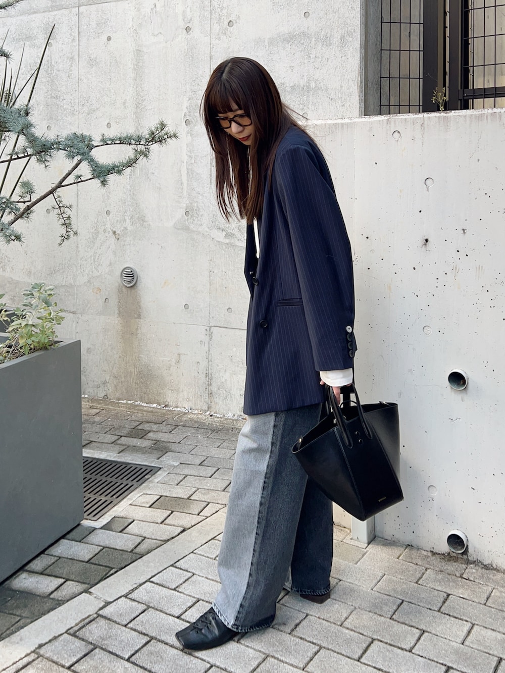 ブルー系のテーラードジャケット、ホワイト系のTシャツ/カットソー、ブラック系のデニムパンツを着用したレディースの春コーディネートの2枚目の写真