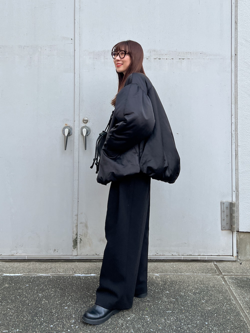 ブラック系のMA-1、ブラック系のその他パンツ、グレー系のスウェットを着用したレディースの冬コーディネートの3枚目の写真