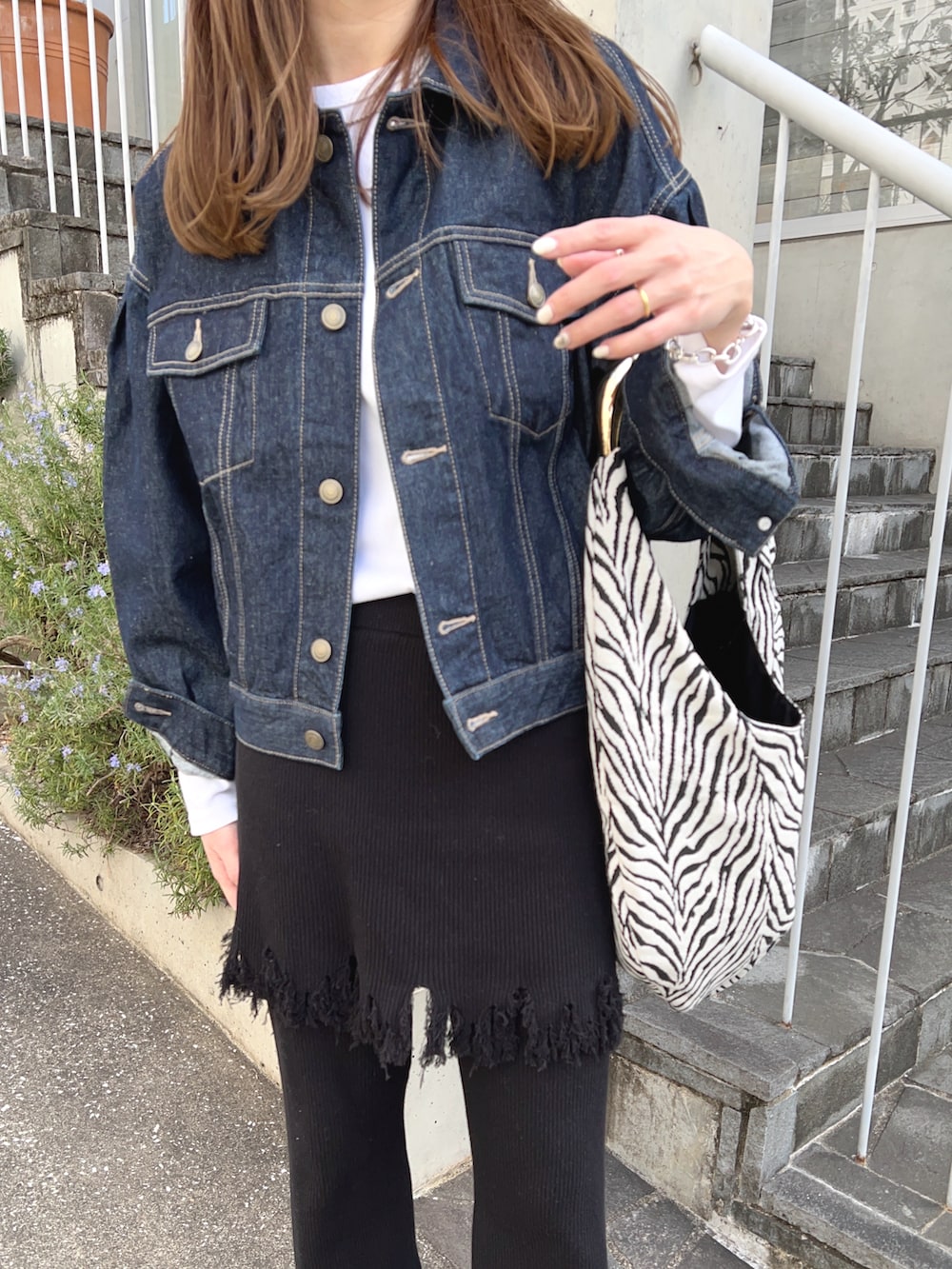 ブルー系のデニムジャケット、ホワイト系のTシャツ/カットソー、その他のトートバッグを着用したレディースの冬コーディネートの4枚目の写真