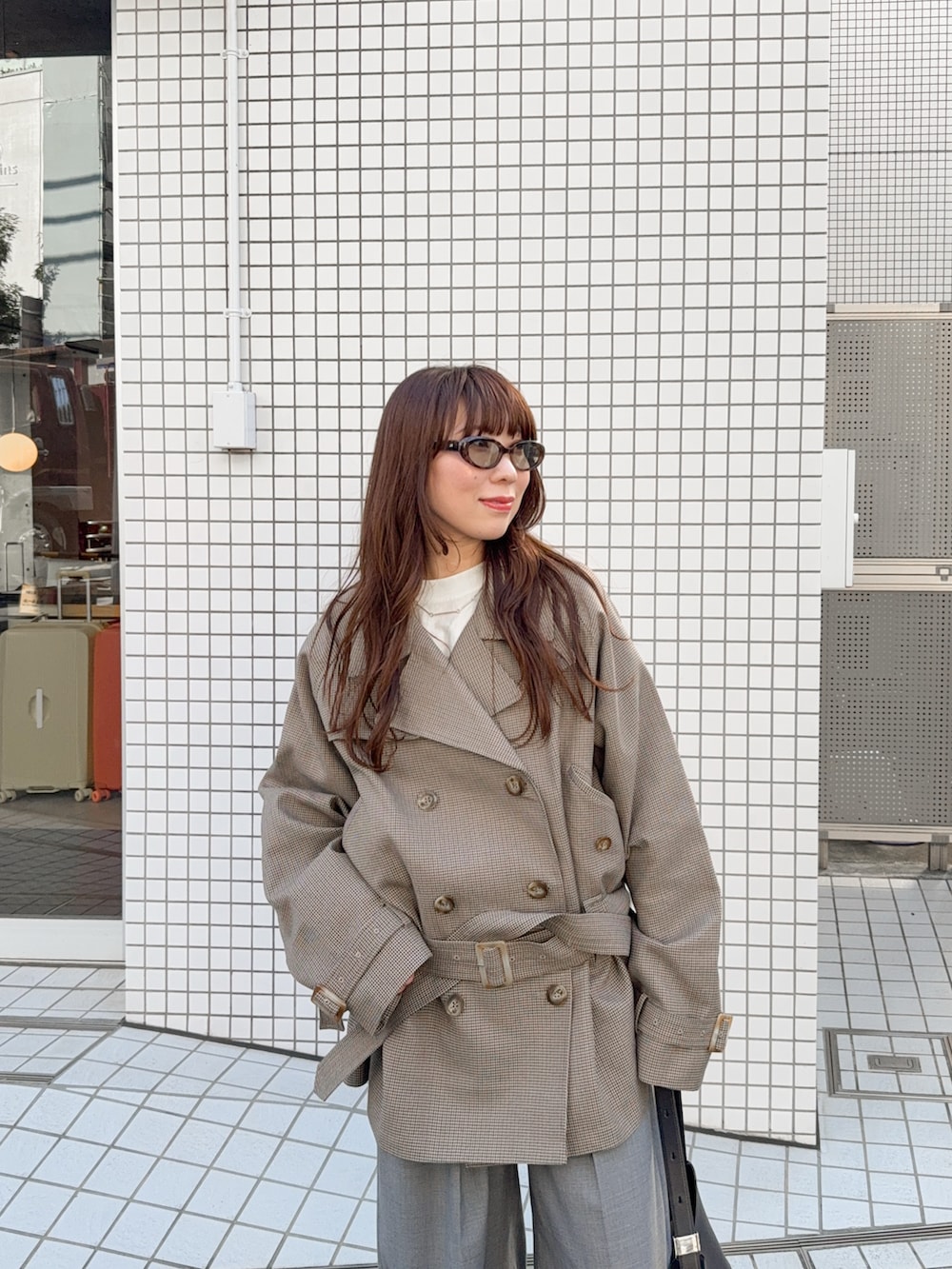 その他のトレンチコート、グレー系のその他パンツ、ブラック系のバッグを着用したレディースの秋コーディネートの4枚目の写真