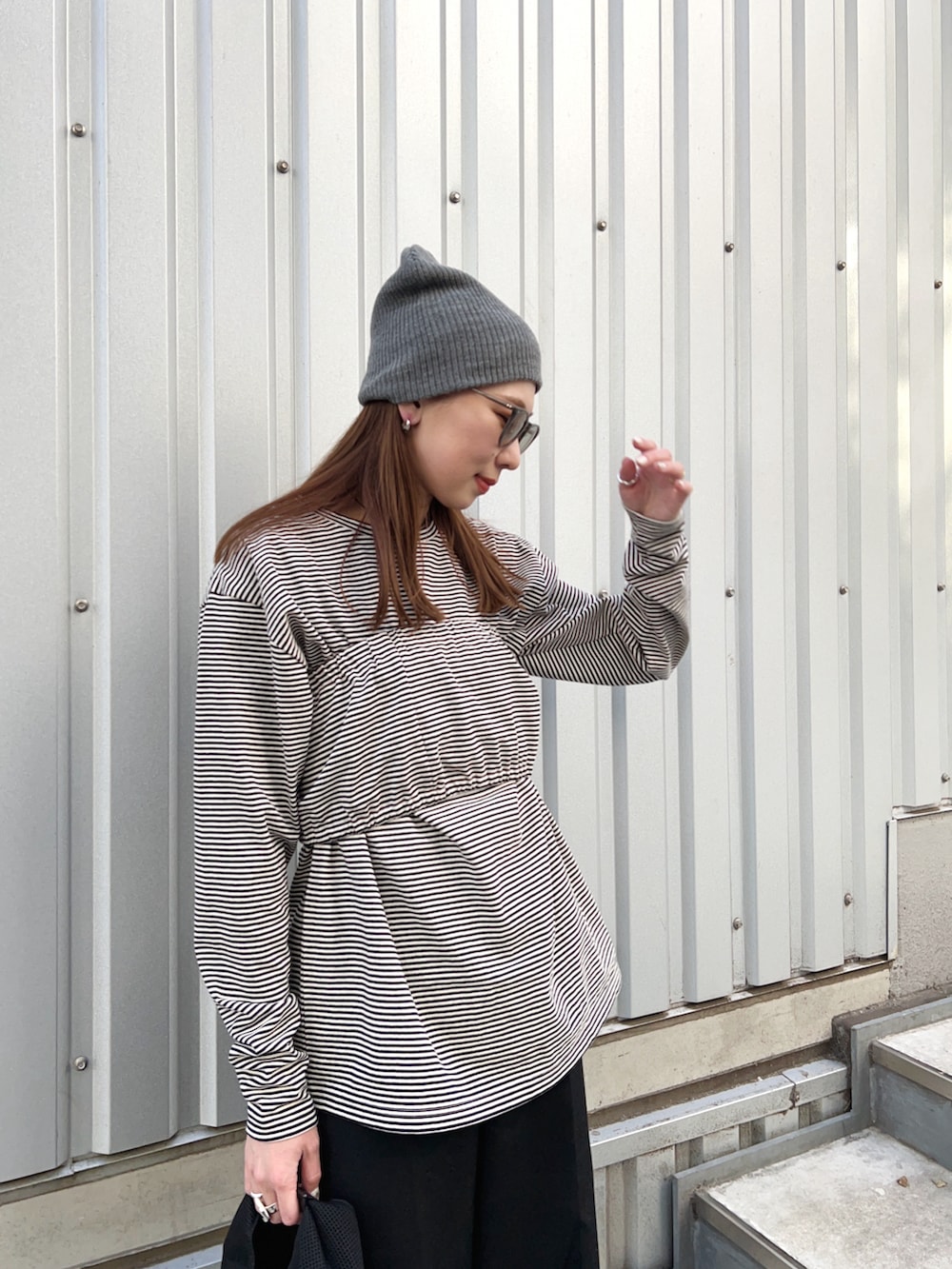 ブルー系のTシャツ/カットソー、グレー系のその他パンツ、ブラック系のスニーカーを着用したレディースの冬コーディネートの5枚目の写真