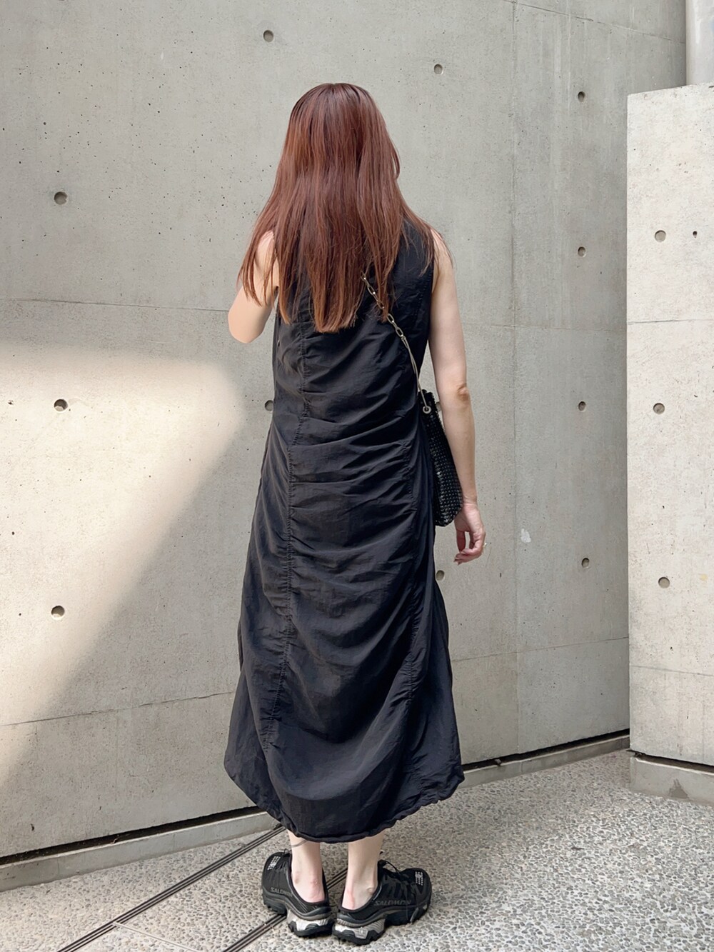 ブラック系のスニーカー、ブラック系のワンピース/ドレス、ブラック系のショルダーバッグを着用したレディースの夏コーディネートの4枚目の写真
