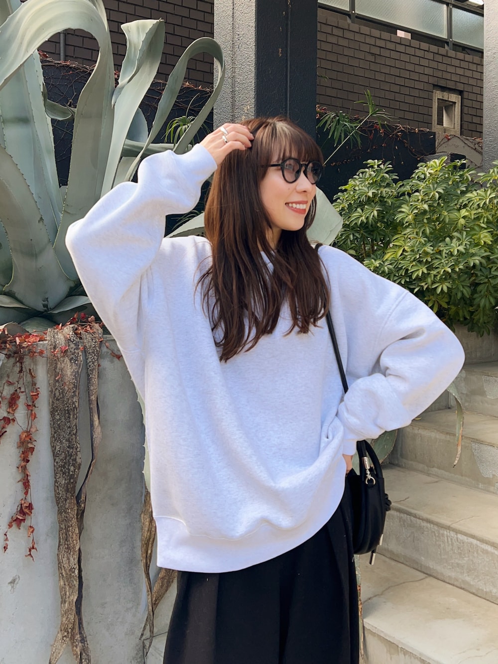 ブラック系のその他パンツ、グレー系のスウェット、ブラック系のショルダーバッグを着用したレディースの冬コーディネートの4枚目の写真