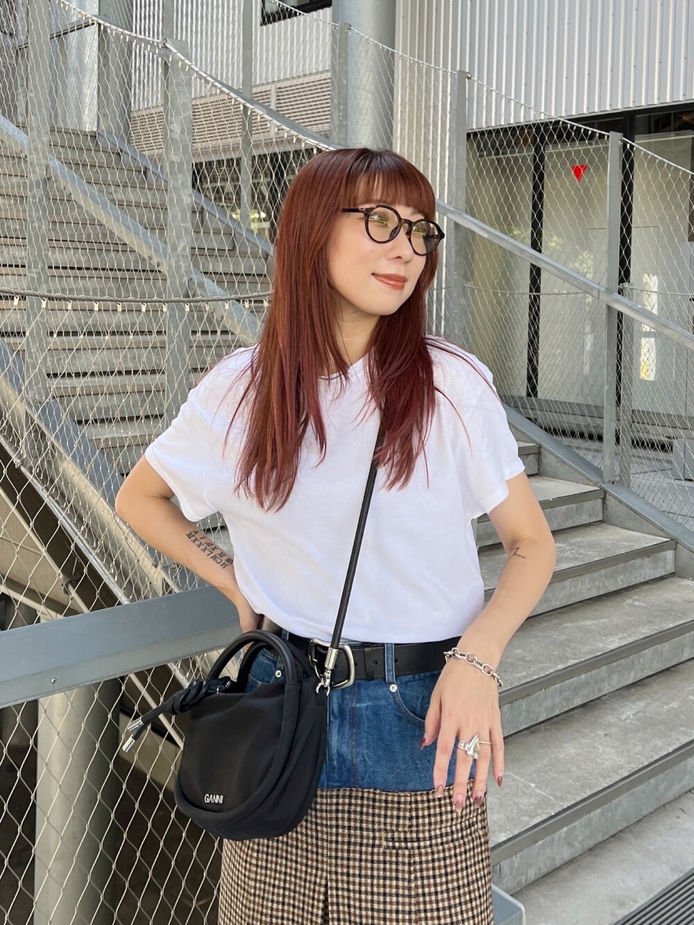 ベージュ系のスカート、ブラック系のスニーカー、ブラック系のショルダーバッグを着用したレディースの秋コーディネートの3枚目の写真