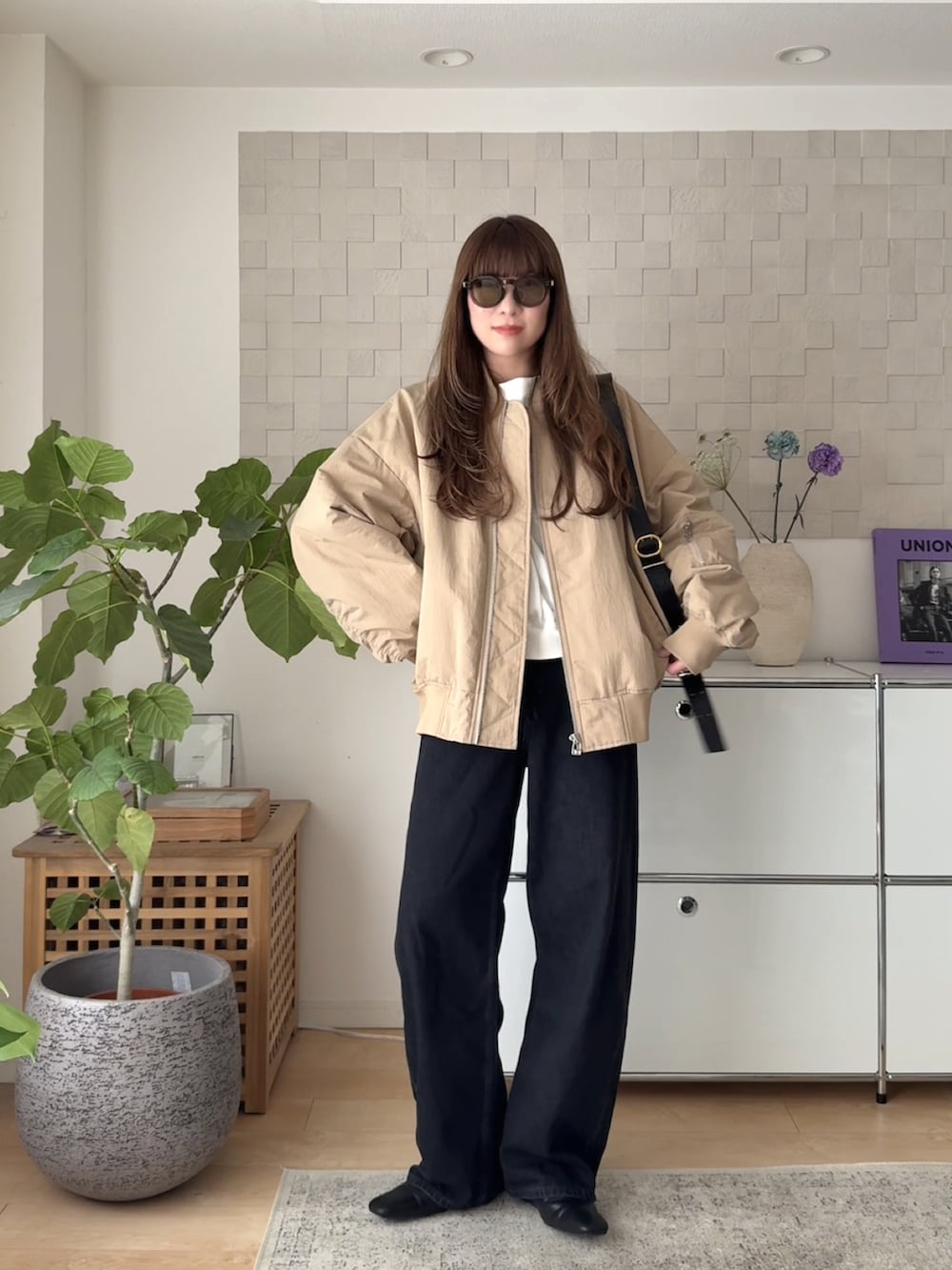 ベージュ系のMA-1、ホワイト系のスウェット、ブラック系のスリッポンを着用したレディースの春コーディネートの4枚目の写真