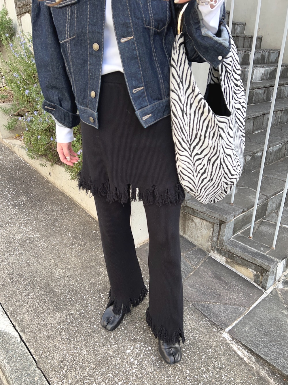 ブルー系のデニムジャケット、ホワイト系のTシャツ/カットソー、その他のトートバッグを着用したレディースの冬コーディネートの5枚目の写真