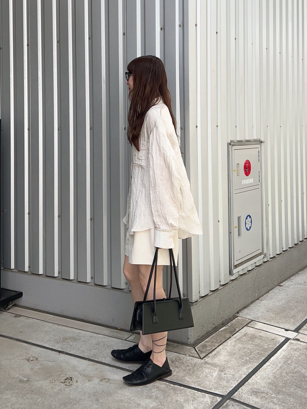 ホワイト系のシャツ/ブラウス、ホワイト系のその他パンツ、ブラック系のハンドバッグを着用したレディースの春コーディネートの3枚目の写真